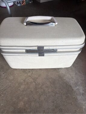 Vintage Samsonite White and Silver Vintage Makeup Train Case in great condition